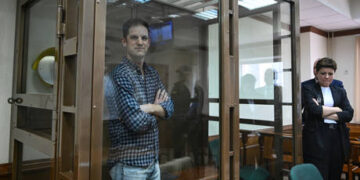 Russian agents ‘left feces’ in US official’s suitcase – WSJ