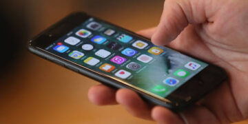 Russian officials warned not to use Apple devices