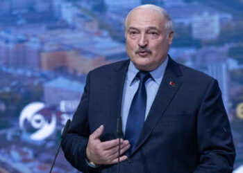 Poland begins moving troops to Belarus border