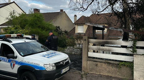 A police officer stands in front of the damaged home of the Mayor of l'Hay-les-Roses Vincent Jeanbrun on July 2, 2023.