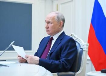 Ruble drops below landmark rate against euro