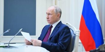 Ruble drops below landmark rate against euro