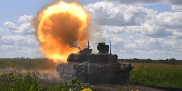 Kremlin ‘inspired’ by Russian troops in one-vs-seven armor standoff