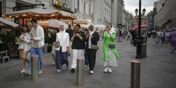 Russian officials shouldn’t ride in foreign cars – Putin