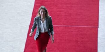 Baltic PM digs in over Russia scandal