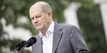 Top German MP calls out Scholz over Ukraine aid