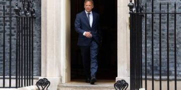 Ex-UK defense chief sparked rift with US over helicopter deal – Times