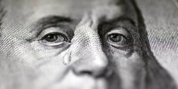 Top currency economist points to accelerated pace of de-dollarization