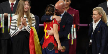 Spanish football chief resigns over kissing scandal