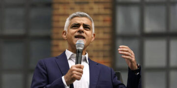 UK police raid home of opposition politician (VIDEO)