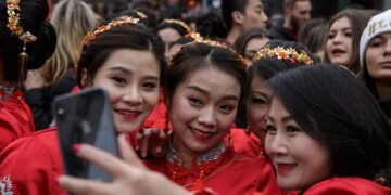 Russian musician in Apple campaign admits he uses Huawei