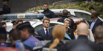 Louvre and Versailles evacuated due to threats