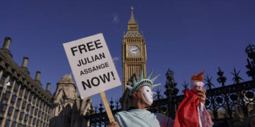 Tucker Carlson visits Assange in prison