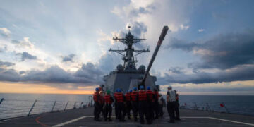 Chinese Navy chases off US destroyer – military