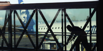 Airline to honor $1.37 flights after booking glitch