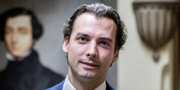 Dutch politician hit on head with bottle (VIDEO)