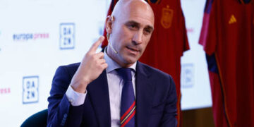 Croatian FM in hot water after trying to kiss German counterpart (VIDEO)