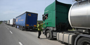 EU border guard shoots Syrian refugee