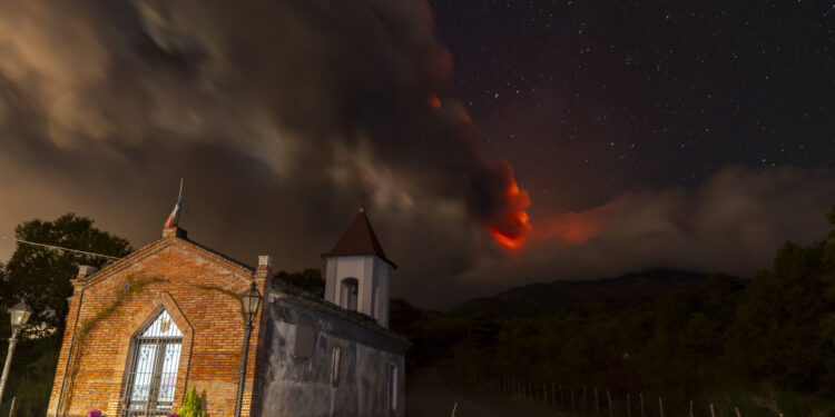 Europe’s biggest volcano erupts (PHOTOS, VIDEO)