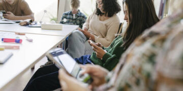 Russia considers banning cellphones in schools