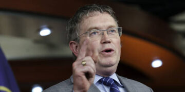 Biden urges Congress not to ‘kneecap’ Ukraine