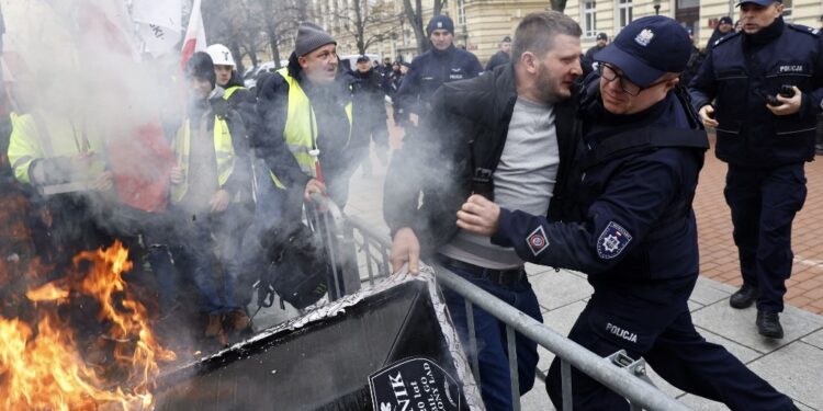 Farmers clash with police in Warsaw (PHOTOS, VIDEOS)