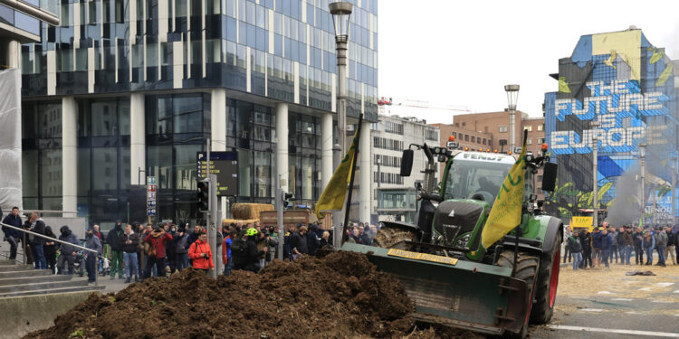 WATCH: Tractor spray manure at police in Brussels