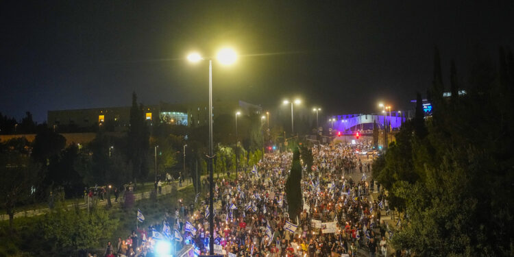 Protests turn into riot outside Netanyahu’s home in Jerusalem (VIDEO)