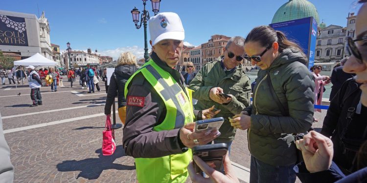 Venetians clash with riot police over tourism (PHOTOS, VIDEO)