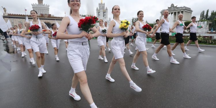 Famous 1939 parade of Soviet athletes reenacted at Russia EXPO