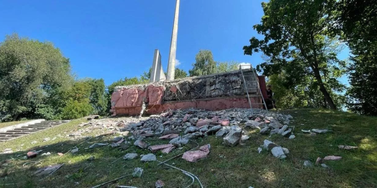‘No glory’ for Ukrainian town tearing down WWII memorial – Moscow