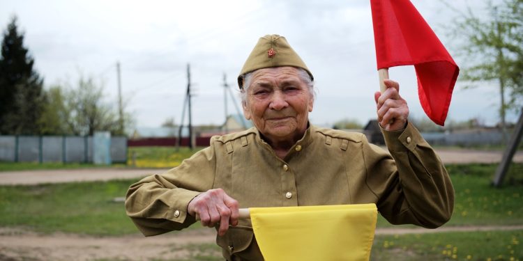 Star of iconic WW2 Berlin victory photo dies aged 100 (IMAGES)