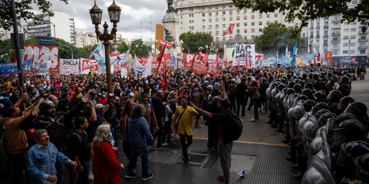 WATCH Argentine police brutalize retirees at rally in Buenos Aires