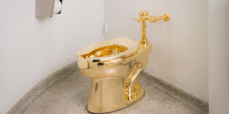 Gang convicted of stealing golden toilet (PHOTO)
