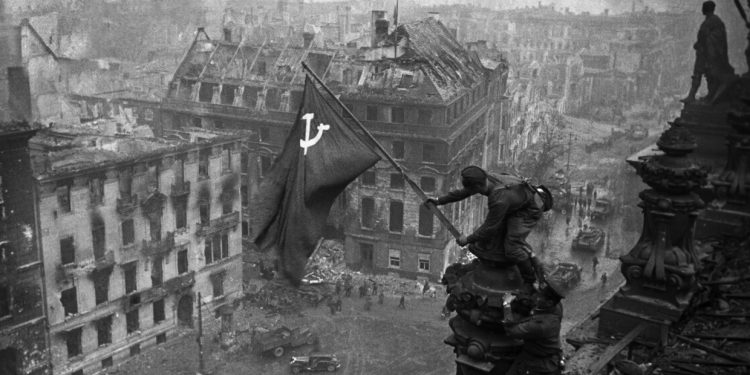 WATCH Venezuela raise world’s largest Victory Banner to honor USSR’s defeat of Nazi Germany