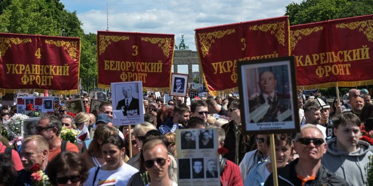 Immortal Regiment honors Soviet WWII veterans under tight police watch in Berlin (VIDEOS))
