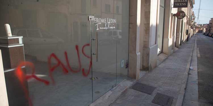 Spanish islanders demand expulsion of Germans – media (PHOTOS, VIDEOS)