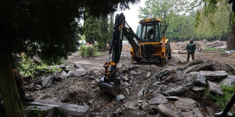 Ukrainian mayor digs up bodies of WWII Soviet troops for ‘trade’ (PHOTOS)