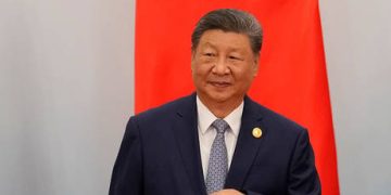 British PM nearly faceplants ahead of G20 meeting (VIDEO)