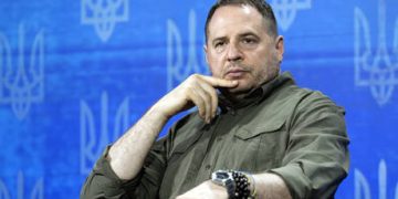 Ex-Ukraine defense chief linked to corrupt arms contract – leaked document