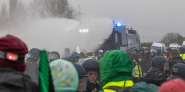 German party expels member for mimicking Hitler