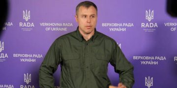 Ukrainians mob vehicle to free men captured by draft officers (VIDEO)