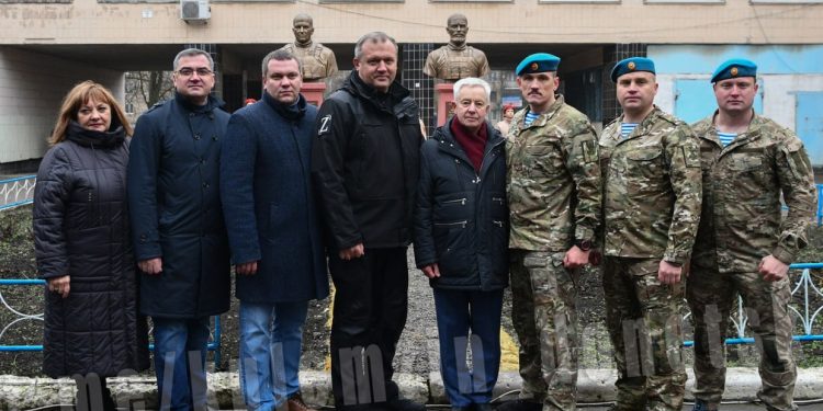 Memorial to slain son of senior CIA official unveiled in Russia (PHOTOS)