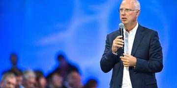 Top German carmaker gears up for first domestic production closure