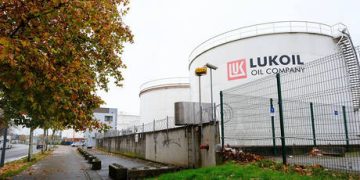 Russian oil major agrees sale of foreign assets to US firm