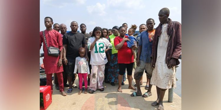 Nigerian army saves 18 after pirates hijack boat (PHOTO)