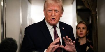 CIA chief meets Venezuela’s interim leader (PHOTOS)