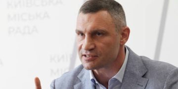 Kiev mayor fears ‘humanitarian catastrophe’ as Zelensky refuses to meet