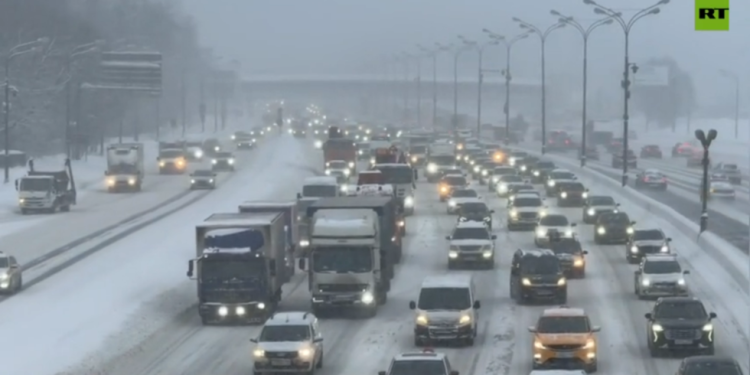 Moscow braves record snowfall (PHOTOS, VIDEOS)
