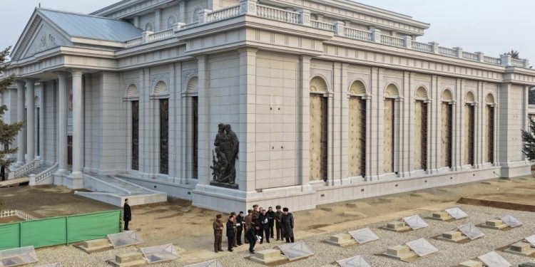 Kim inspects memorial to heroes who died in Kursk liberation (PHOTOS)